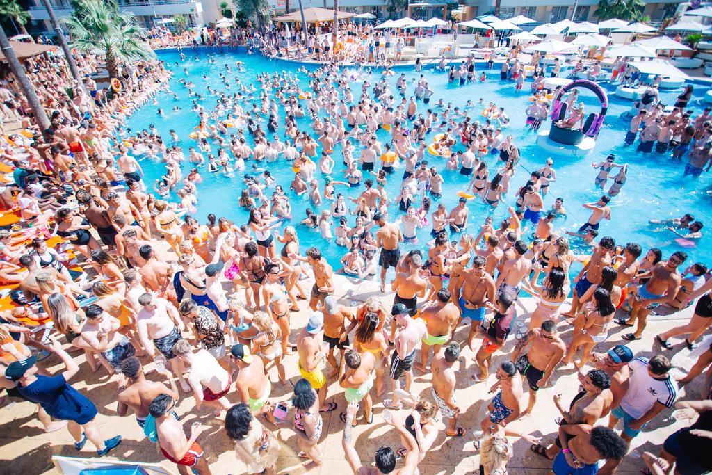 Las 10 playas para salir de fiesta en España - Destu - Descuentos para estudiantes en las ...